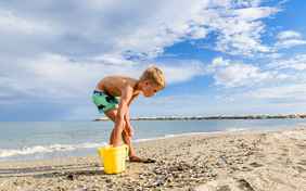 Muscheln sammeln - Foto: Bethel Fath